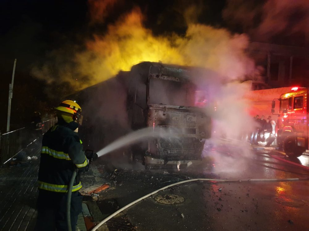 כיבוי משאית שעלתה באש • לצילום אין קשר לכתבה (צילום: לוחמי האש)
