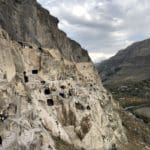 העיר וארדציה (Vardzia) החצובה בסלע על צוק תלול  • טיול ג'יפים בגאורגיה (צילום: ירון כרמי)