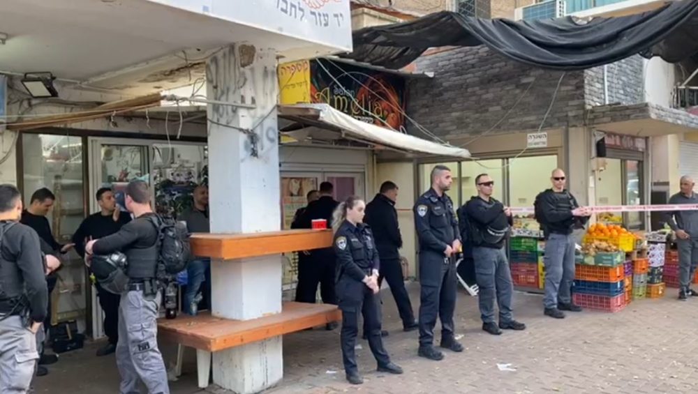 שוטרים בפתח חנותו של שאדי בנא - המחבל שירה הבוקר בירושלים (צילום: שמעון סבג)