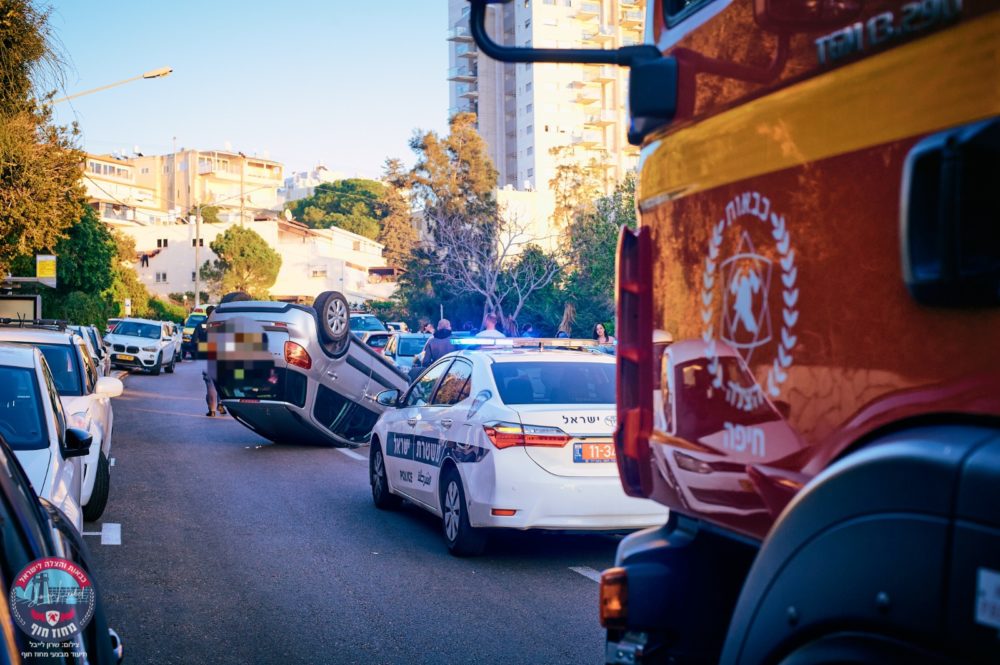 תאונת דרכים בה רכב התהפך על הגג ברחוב אדמונד פלג שבכרמל צרפתי בחיפה (צילום כבאות והצלה)