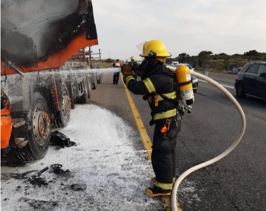 שריפת משאית (צילום: דוברות תחנת חדרה כב
