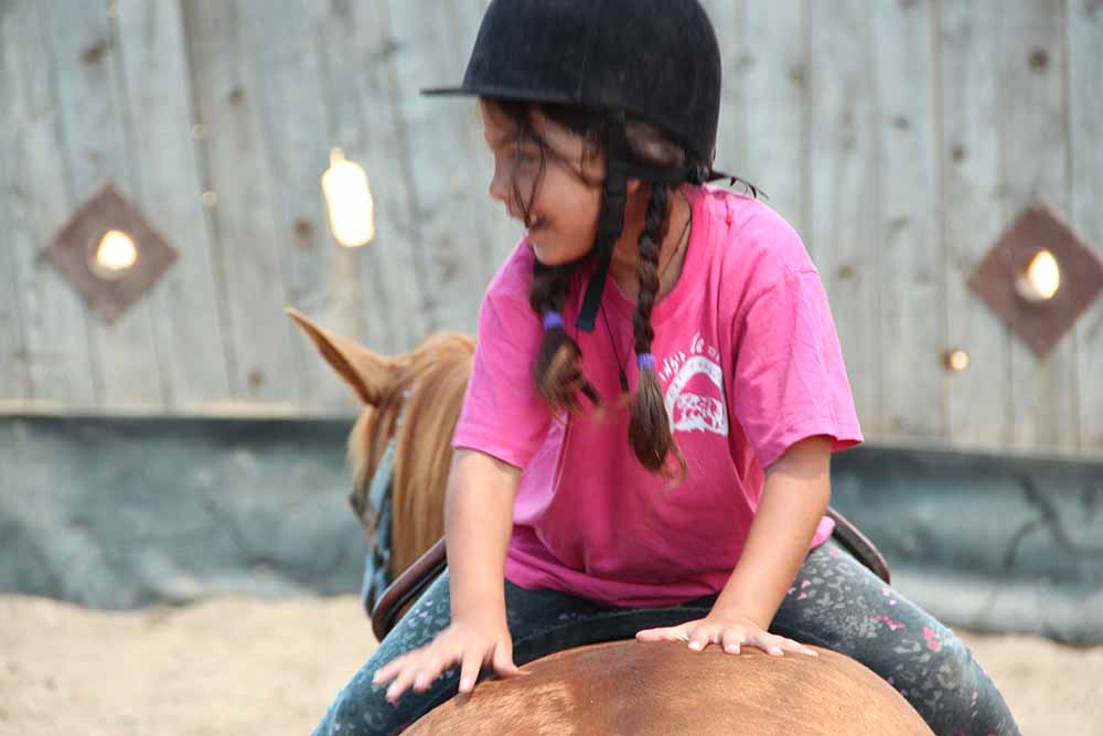 ילדה רוכבת על סוס (צילום ירון כרמי)