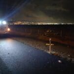 רכב התנגש בעמוד תאורה על כביש 70 צפונית ליגור (צילום: עדי לסקר)
