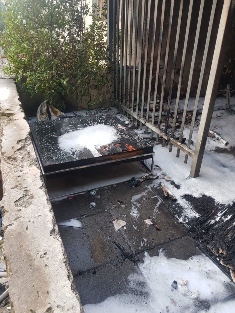 שריפה במבנה ברחוב הרצל בשכונת הדר בחיפה (צילום: כבאות והצלה)