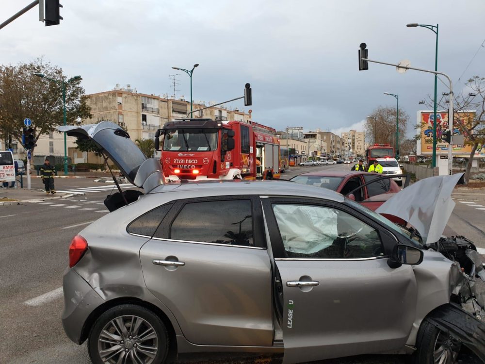 תאונת דרכים בין 2 כלי רכב בשדרות ירושלים פינת סאלד בקרית ים (צילום: כבאות והצלה חיפה)
