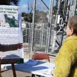 החתמת תושבי שכונת כרמליה נגד הבנייה בשמורת הטבע בשכונה (צילום: יהודה סנדיק)