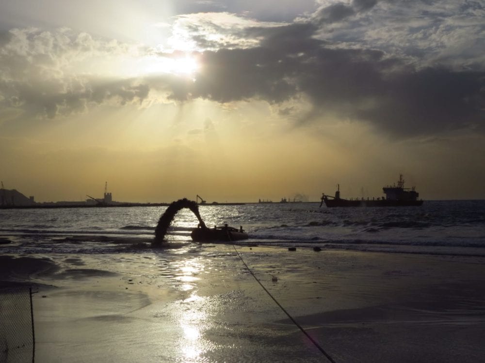 מילוי חול - נסיגת החול בחוף קריית חיים בחיפה (צילום: מוטי מנדלסון)