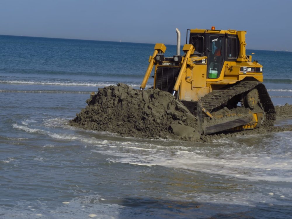 דחפור ממלא חול - נסיגת החול בחוף קריית חיים (צילום: מוטי מנדלסון)