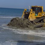 דחפור ממלא חול – נסיגת החול בחוף קריית חיים  (צילום: מוטי מנדלסון)
