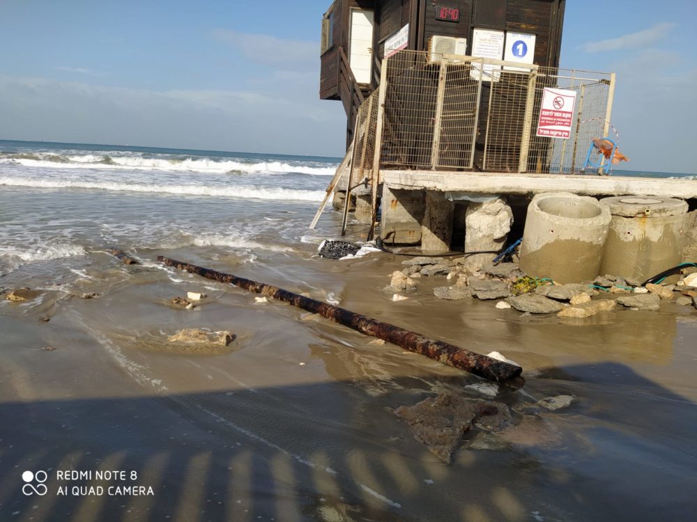 סככת מציל שנחשפה בעת נסיגת החול בחיפה (צילום: מוטי מנדלסון)