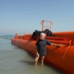 מוטי מנדלסון לייד ציוד למילוי חול – נסיגת החול בחוף קריית חיים בחיפה (צילום: מוטי מנדלסון)