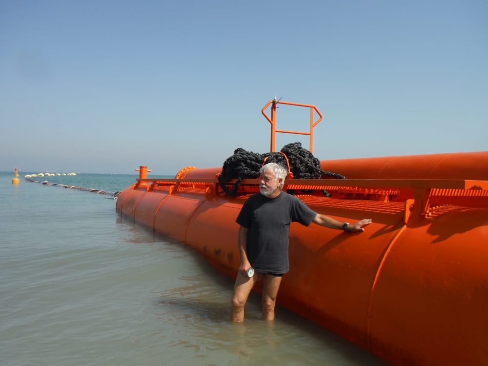 מוטי מנדלסון לייד ציוד למילוי חול - נסיגת החול בחוף קריית חיים בחיפה (צילום: מוטי מנדלסון)