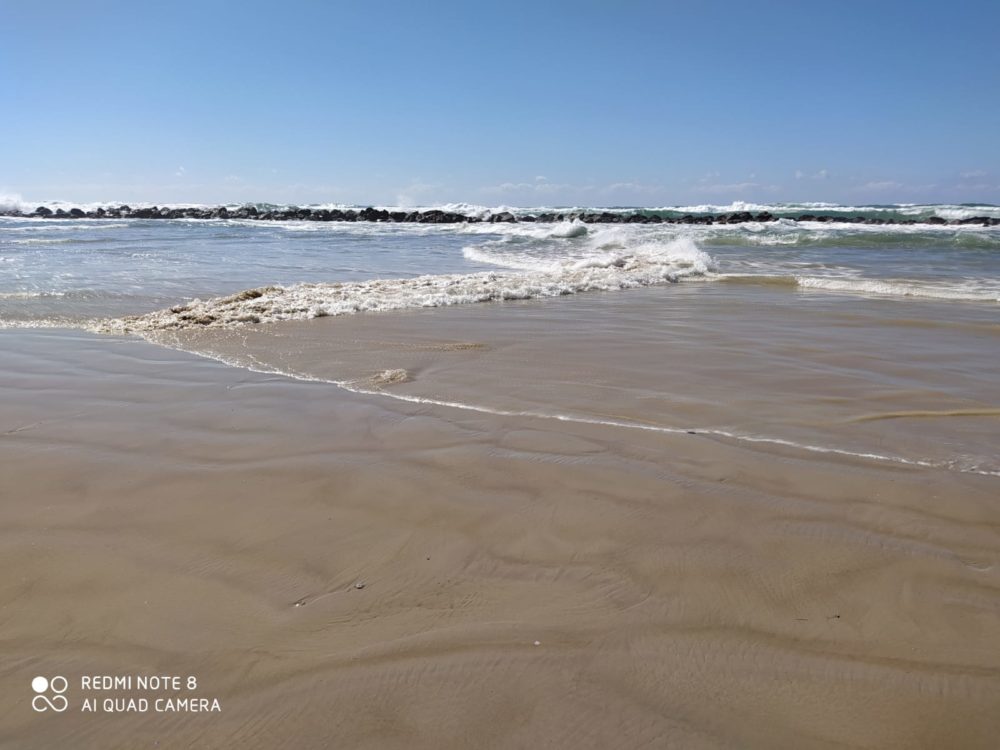 התנגשות גלים בשני צידי החוף (צילום: מוטי מנדלסון - חוקר ימי)