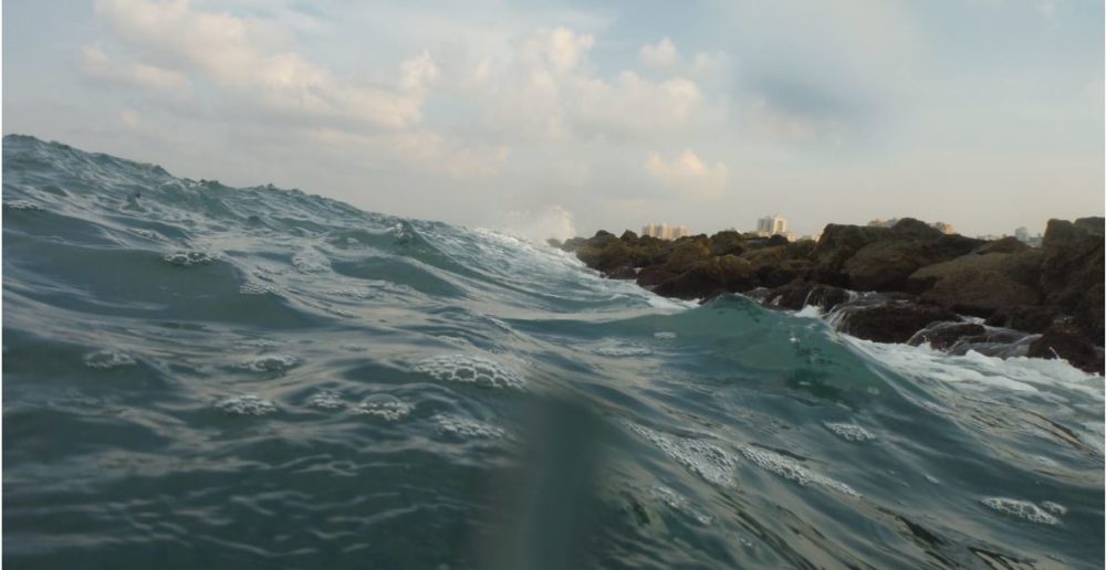 גל בגובה 3 מטר הפוגע בשובר הגלים בחוף מרידיאן (צילום: מוטי מנדלסון)