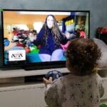 ילד צופה מהמסך בפעילות שער הצפון קרדיט רינת מזרחי