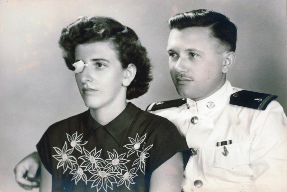 אסתי ומיקי מתארסים, 1953