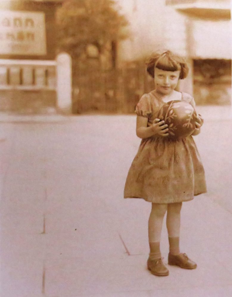 אסתי דיאמנט ליד בית המשפחה בברמן, 1933 (אלבום פרטי)