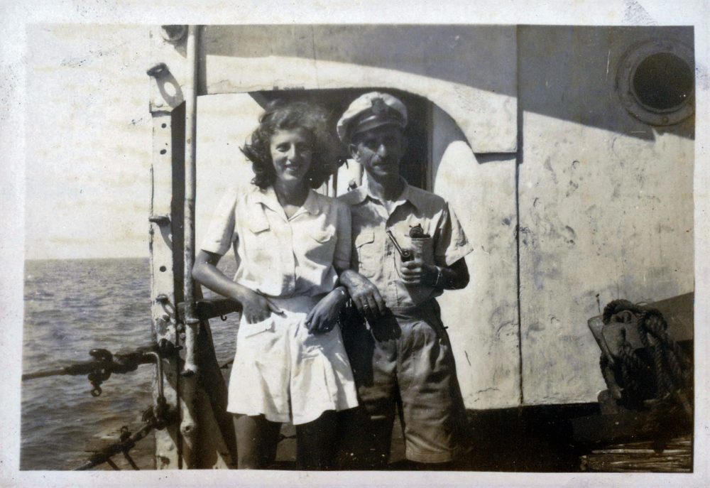 אסתי ואביה על האנייה עליזה 1946