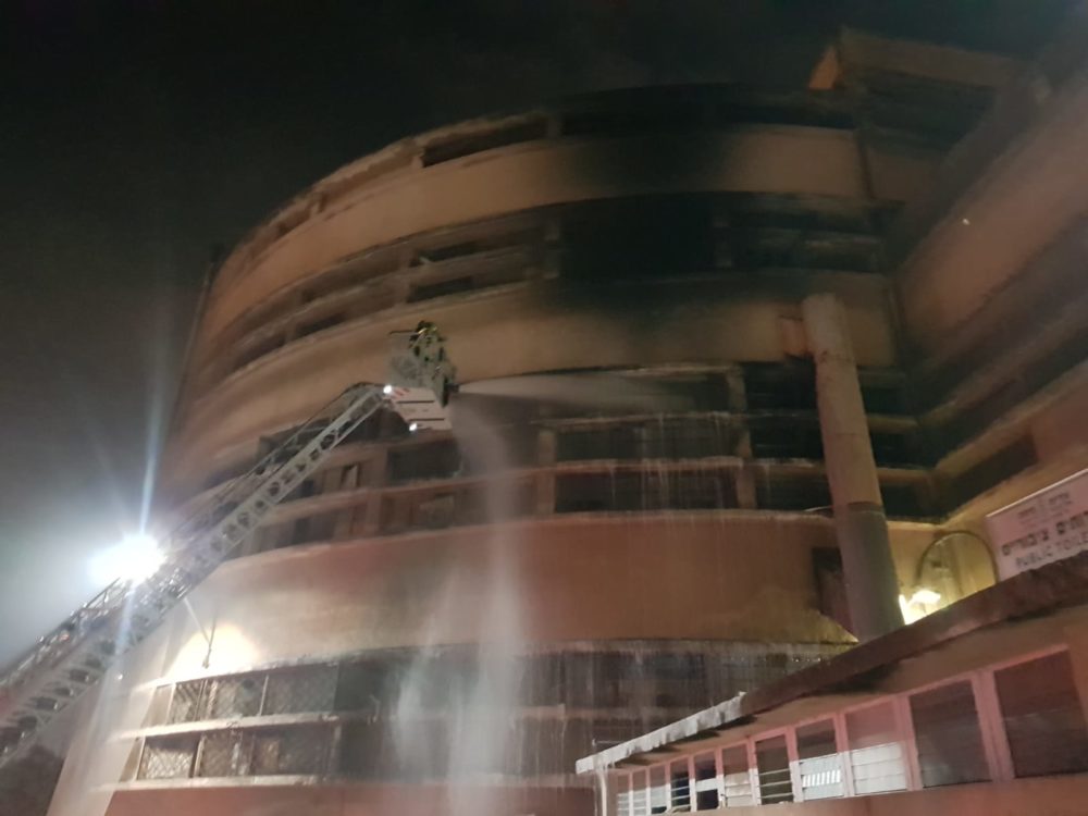 שריפה בבניין שוק תלפיות בחיפה (צילום: לוחמי האש)