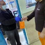 חלוקת מסיכות מגן לפנים לאסירים בכלא (צילום: דוברות שירות בתי הסוהר)