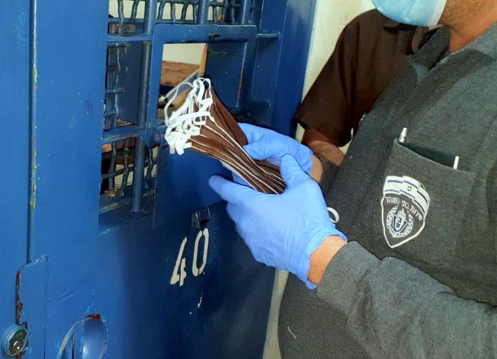 חלוקת מסיכות מגן לפנים לאסירים בכלא (צילום: דוברות שירות בתי הסוהר)