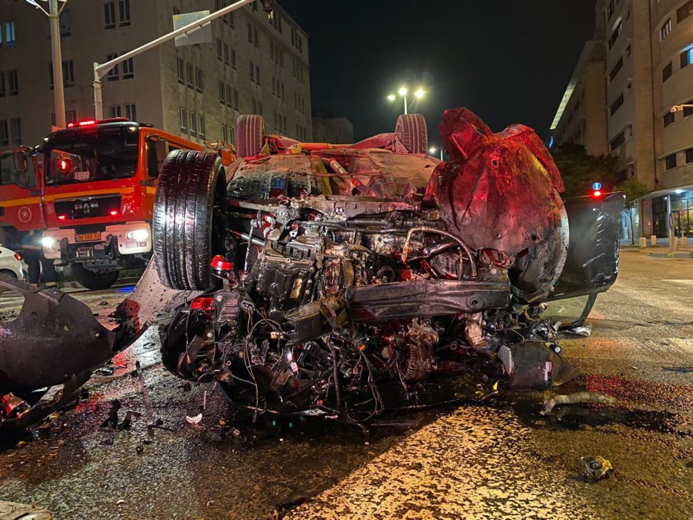 רכב מרוסק בתאונת דרכים קשה ברחוב העצמאות בחיפה במעורבות שני רכבים (צילום: כבאות והצלה)