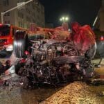 רכב מרוסק בתאונת דרכים קשה ברחוב העצמאות בחיפה במעורבות שני רכבים (צילום: כבאות והצלה)