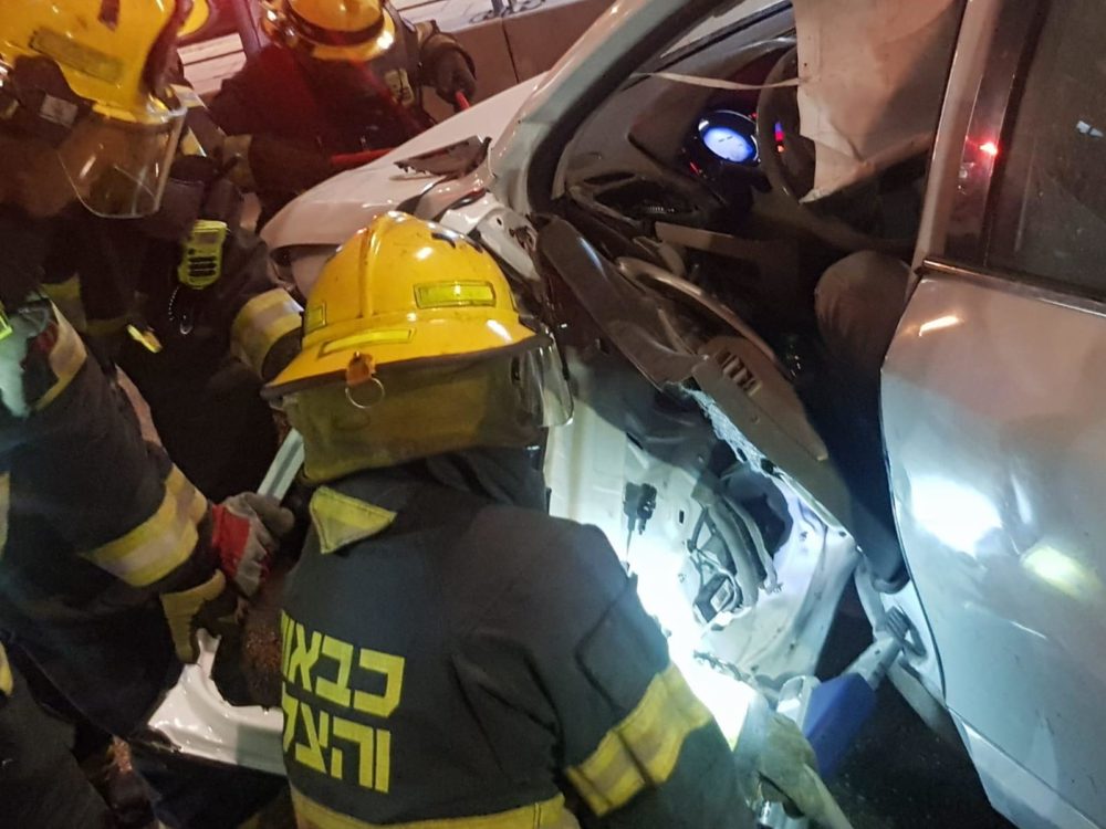 רכב מרוסק בתאונת דרכים קשה ברחוב העצמאות בחיפה במעורבות שני רכבים (צילום: כבאות והצלה)