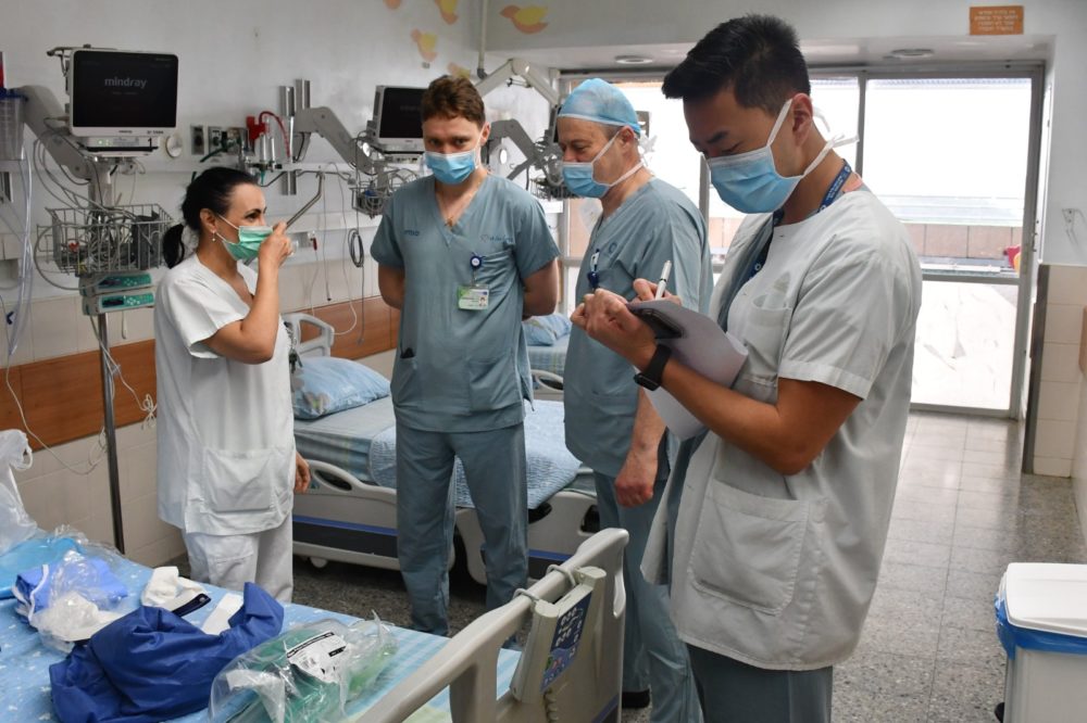 צוות רפואי במחלקת קורונה 2 בבית החולים כרמל בחיפה (צילום: אלי דדון)
