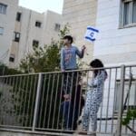 מסיבת מרפסות בנווה שאנן בתקופת סגר הקורונה (צילום: חגית אברהם)