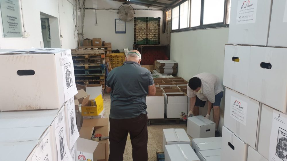 חלוקת מזון לנזקקים בחיפה בעת משבר הקורונה - לב חש (צילום: דודי מיבלום)