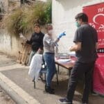 חלוקת משימות למתנדבים – חלוקת מזון לנזקקים בחיפה בעת משבר הקורונה – לב חש (צילום: דודי מיבלום)