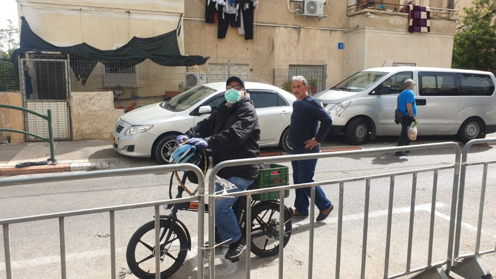 חלוקת מזון לנזקקים בחיפה בעת משבר הקורונה - לב חש (צילום: דודי מיבלום)