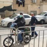 חלוקת מזון לנזקקים בחיפה בעת משבר הקורונה – לב חש (צילום: דודי מיבלום)