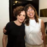 ניצה בן צבי עם ליאורה ריבלין (צילום: תאטרון חיפה)