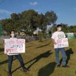 הפגנה מול בז"ן נגד הזיהום (צילום: חגית אברהם)