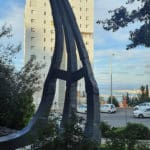 האנדרטה לזכרם של ימאי צי הסוחר הישראלי אשר ניספו בים ומקום קבורתם לא נודע (צילום: יעל ניצן)