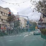 רחוב הרצל פינת בלפור • רחובות חיפה ריקים מאדם בליל הסדר – סגר קורונה (צילום: חי פה)