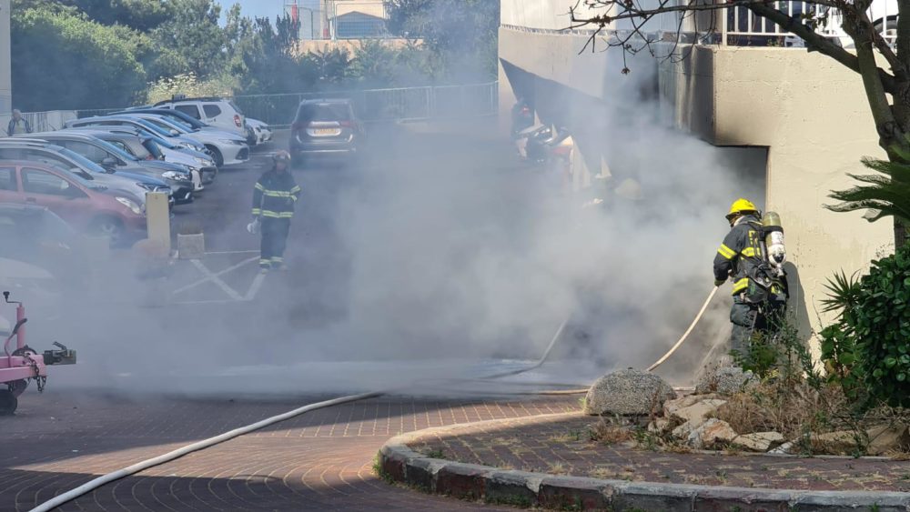 רכב עלה באש ברחוב גוט לוין בחיפה (צילום: כבאות והצלה)