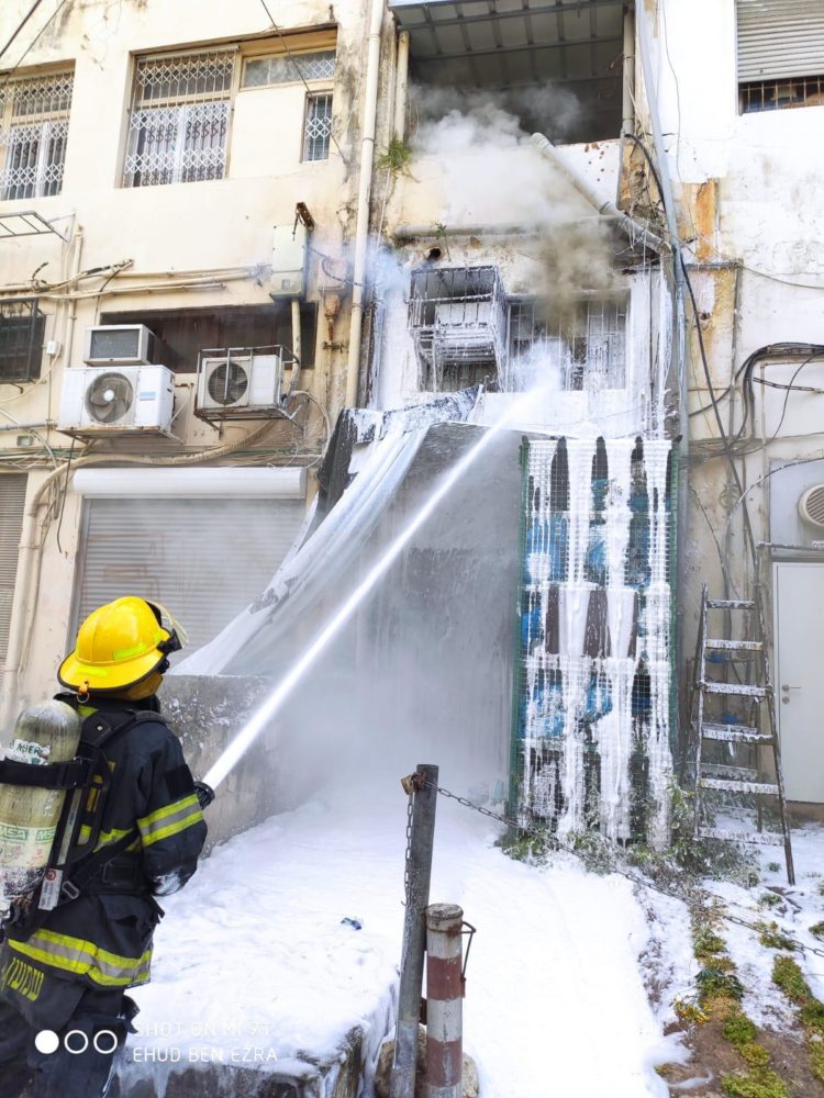 שריפה בחנות ברחוב העצמאות בחיפה (צילום: כבאות והצלה - חיפה)