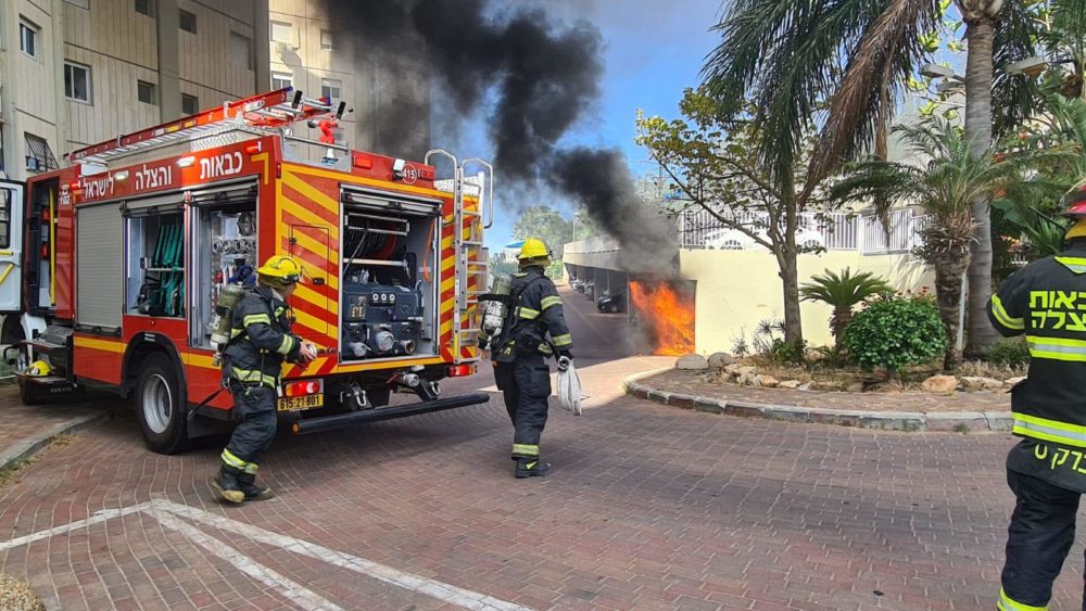 רכב עלה באש ברחוב גוט לוין בחיפה (צילום: כבאות והצלה)