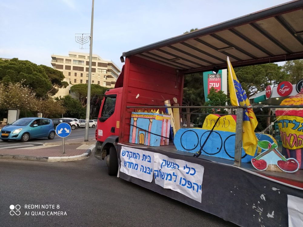 משאית השמחה של חב"ד - ל"ג בעומר בחיפה (צילום: קובי סרור)
