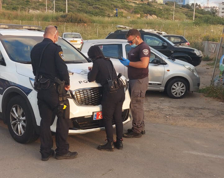 ג'ודי חדיד עם השוטרים לאחר ששיכור / מעורער ניסה לפגוע באנשים בחוף שקמונה בחיפה וחטף ילד בן שלוש (צילום: חי פה)