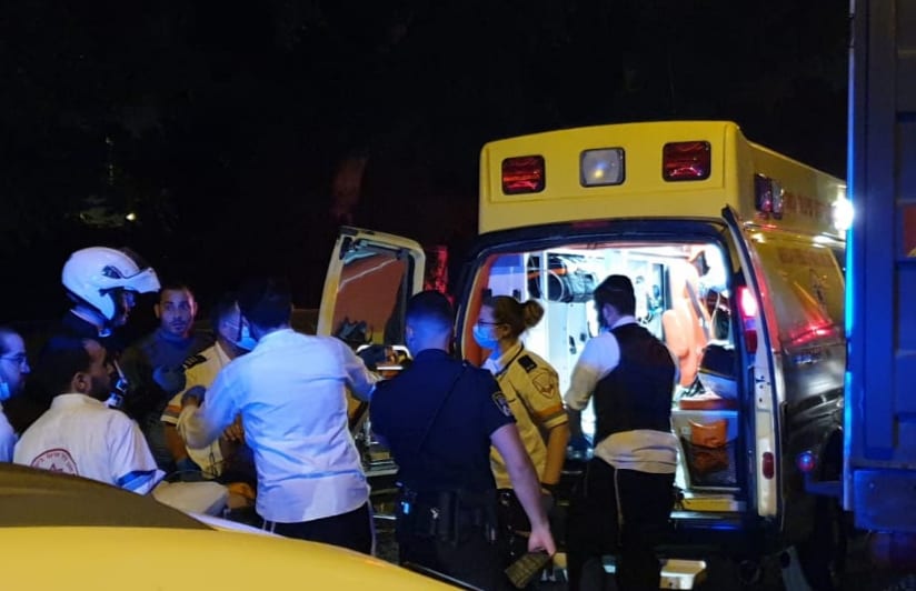 פינוי פצוע מירי ברחוב הגיבורים בחיפה (צילום: מד