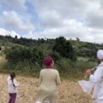 מטיילים ליד הבית בתקופת הקורונה (צילום: ירון כרמי)