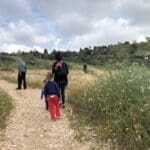 מטיילים ליד הבית בתקופת הקורונה (צילום: ירון כרמי)