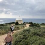 מטיילים ליד הבית בתקופת הקורונה (צילום: ירון כרמי)
