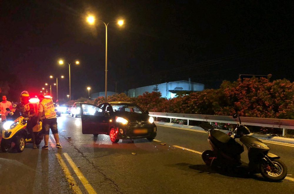 רוכב אופנוע שנפגע מרכב בדרך עכו חיפה בקרית ביאליק (צילום: מד