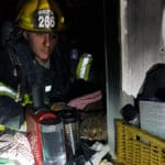 חתול מחולץ מדירה שנשרפה כליל ברחוב בית לחם בחיפה (צילום: כבאות והצלה)