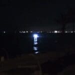 ספינת משטרה בחיפושים מול טיילת בת גלים בחיפה (צילום: אלכס שטיינמן)